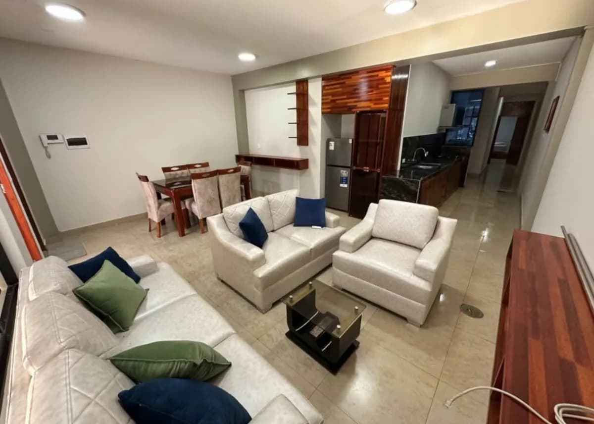 Edificio de 4 pisos con departamentos miniatura 2