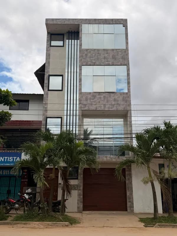 Edificio de 4 pisos con departamentos