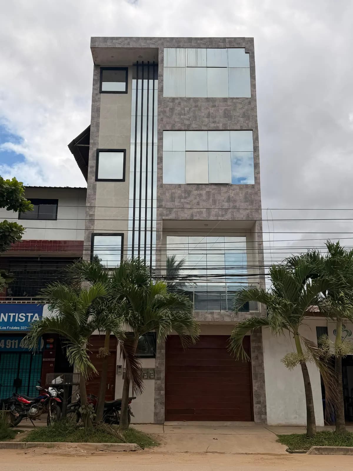 Edificio de 4 pisos con departamentos