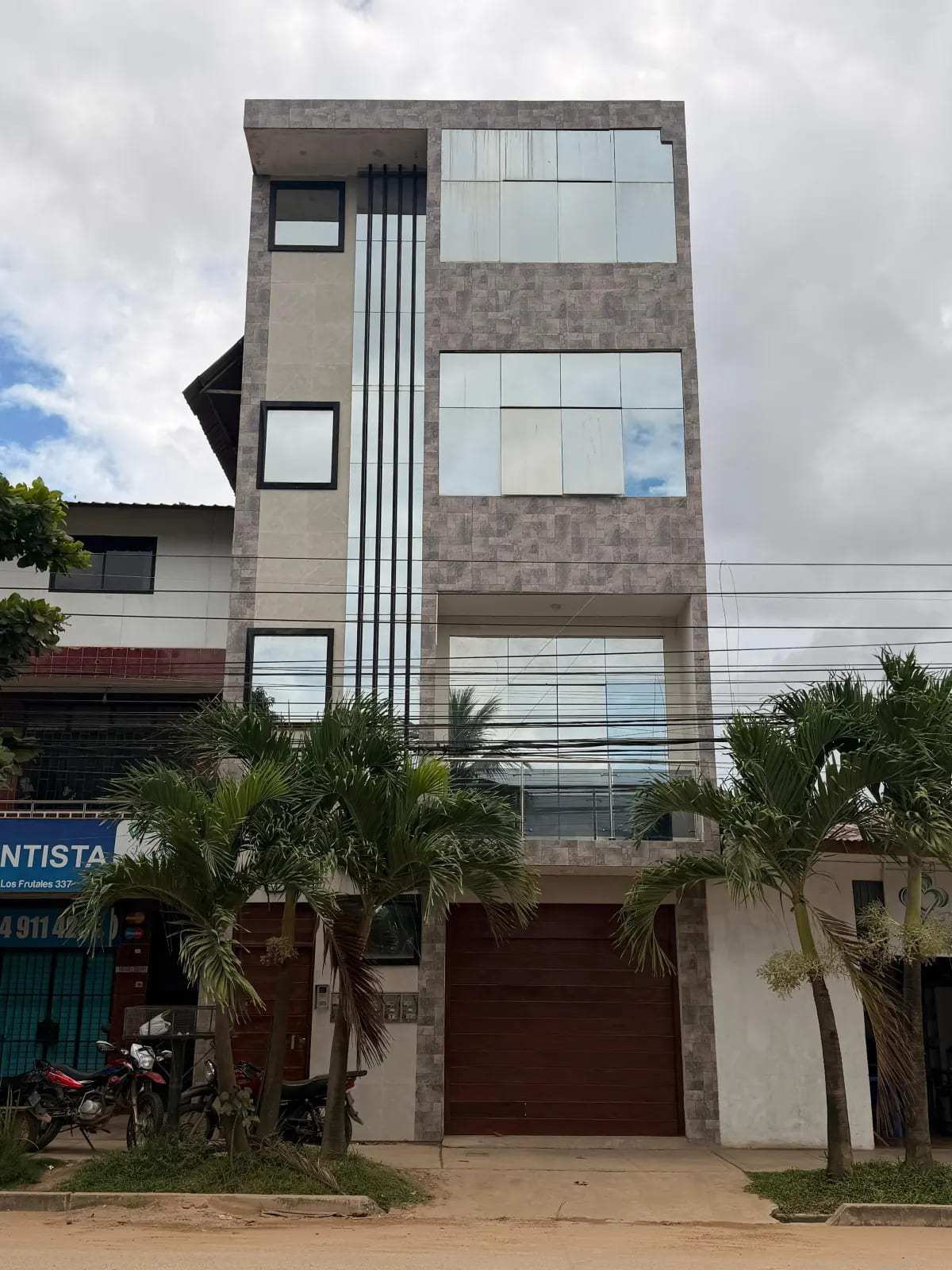 Edificio de 4 pisos con departamentos - media 1